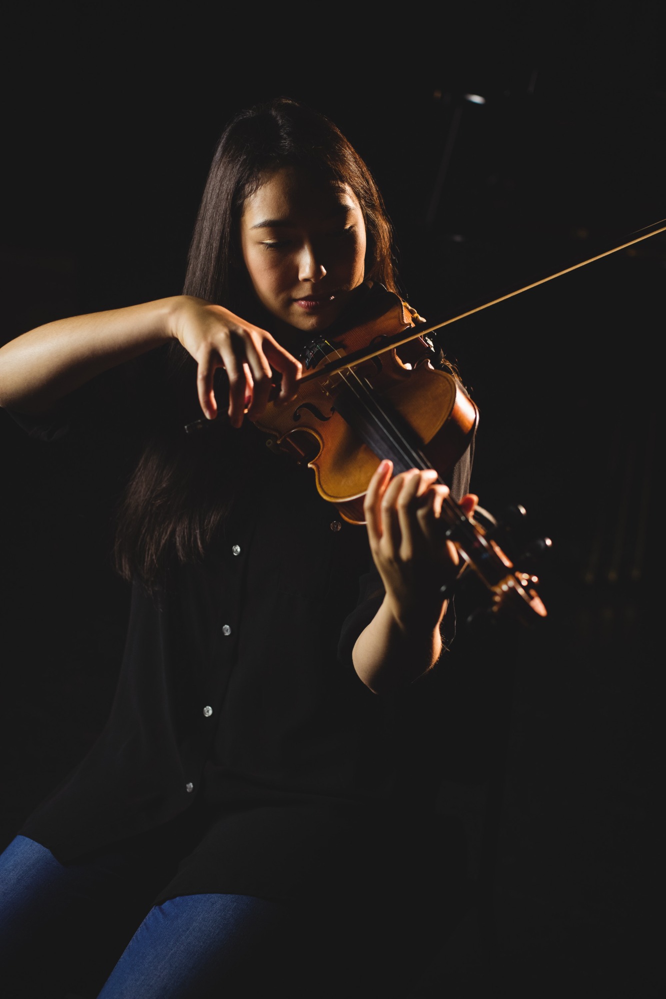 female-student-playing-violin