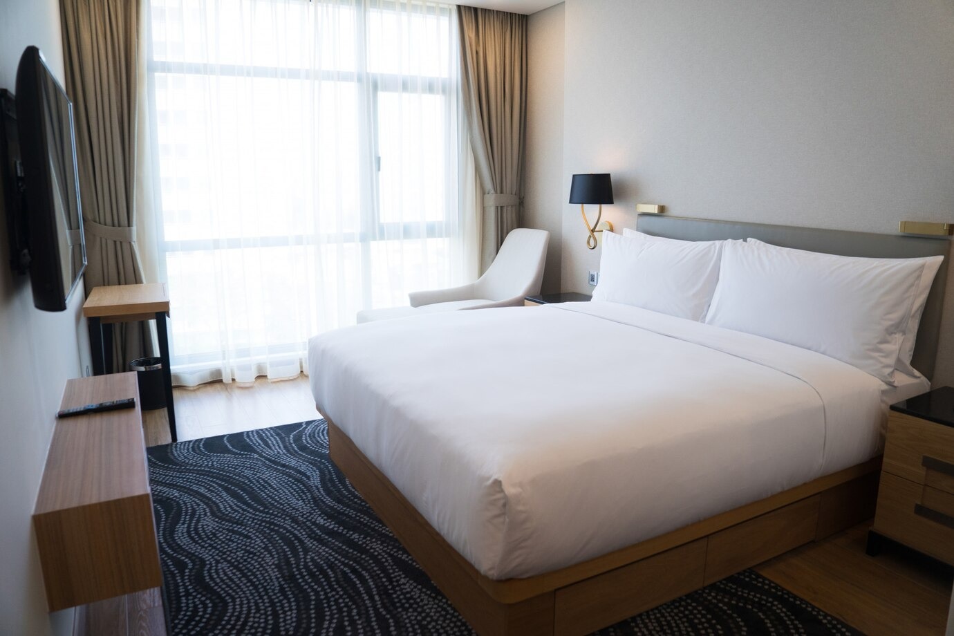 small-hotel-bedroom-with-white-w